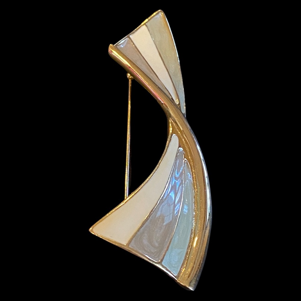 Vintage signed Trifari enamel brooch